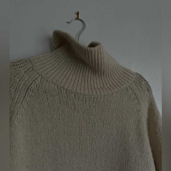 Aritzia. Cream turtle-neck sweater. 100% Alpaca. Comfortable fit. - Picture 5 of 8